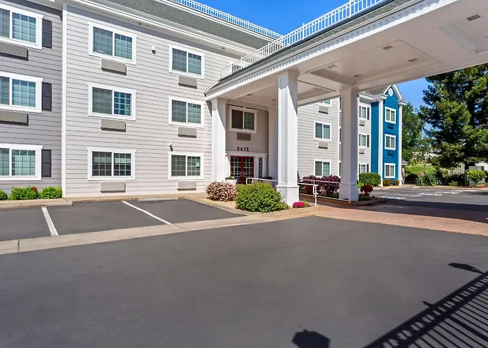 Best Hotels Near Paradise Coast Sports Complex